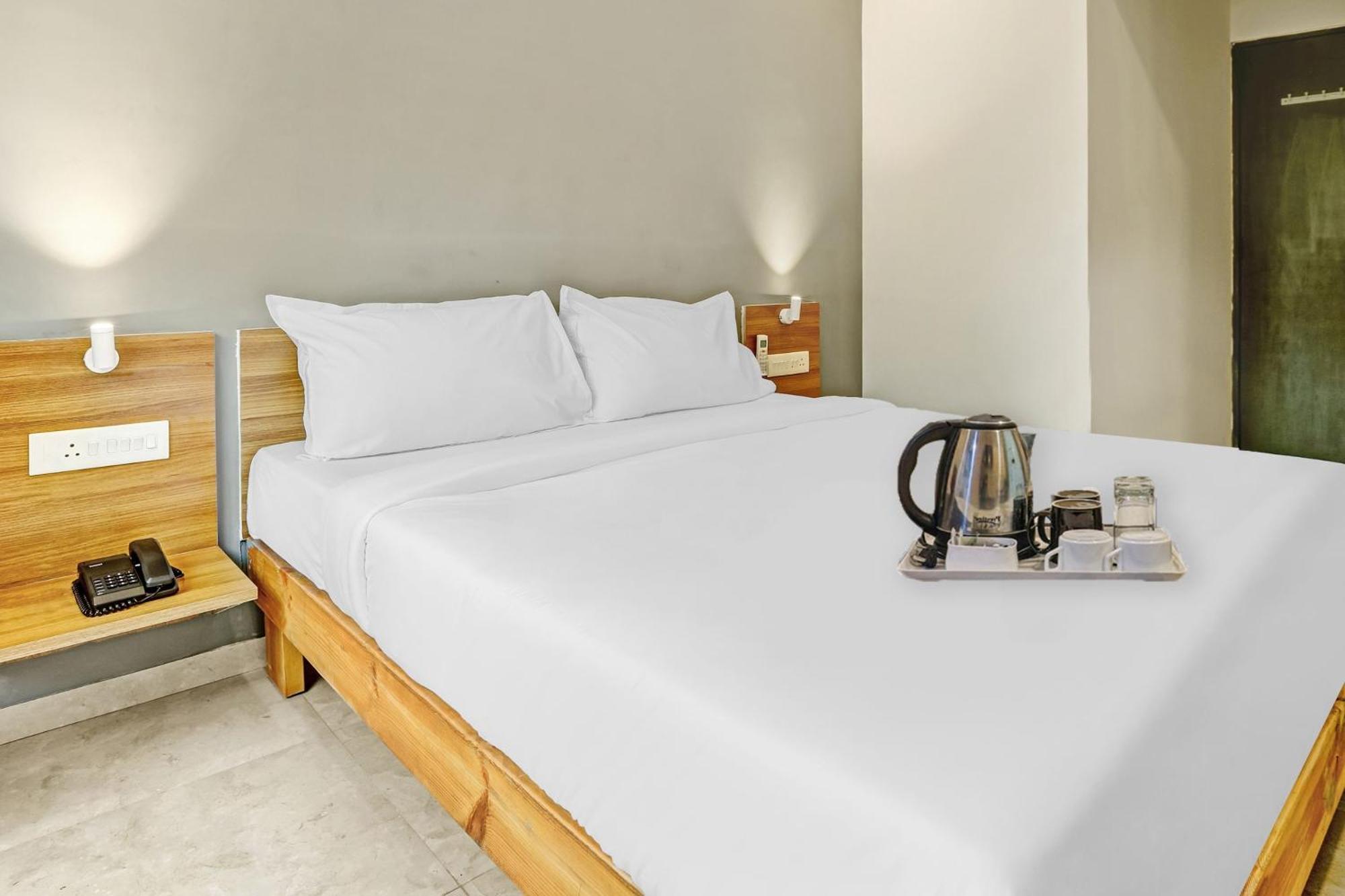 Townhouse Somani Hotel Apta Exterior photo